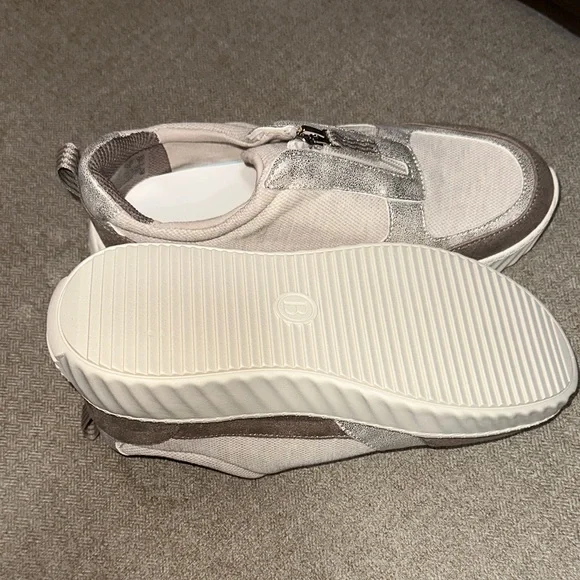 Bzees Women's Athletic Shoes in Cream and Silver NWOT - Picture 6 of 7